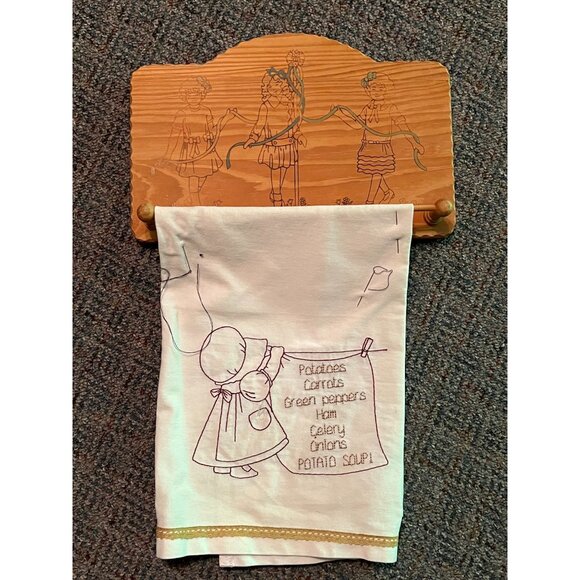 Vtg Wooden Towel Holder Maypole Dancing Plaque With Embroidered Recipe TeaCloth - Picture 1 of 14